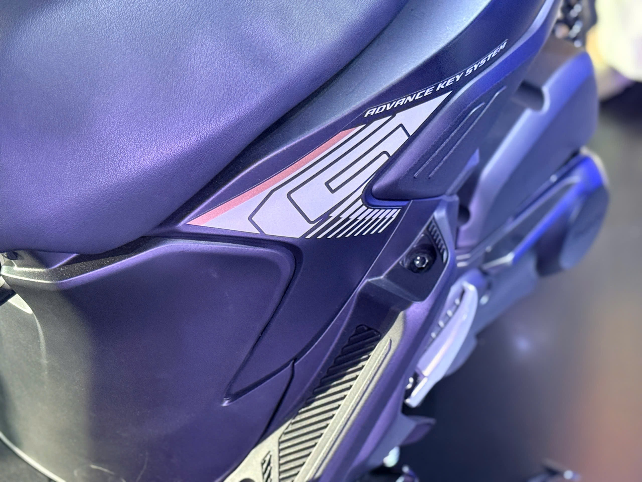 Chỗ để chân cho hành khánh nhỏ tuổi&nbsp;là điểm đột phát trên mẫu xe Gear Hybrid.&nbsp;