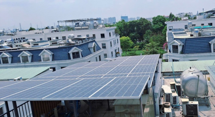 Điện mặt trời mái nhà giúp nhiều hộ dân giảm tiền điện. Ảnh: L.B