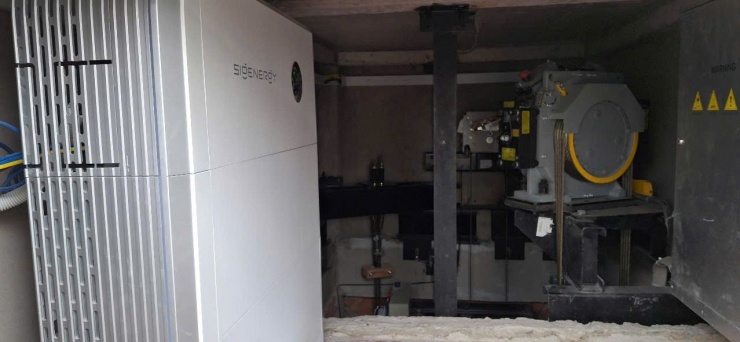 Hệ thống pin lưu trữ của một hộ dân lắp điện mặt trời mái nhà. Ảnh: L.B