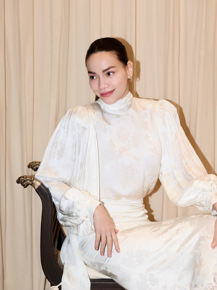 Học Hồ Ngọc Hà cách diện màu trắng 'sang xịn mịn': Tuyệt chiêu nâng tầm khí chất tuổi trung niên - 5