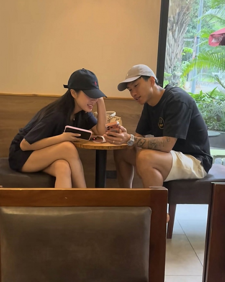 Hải My - Văn Hậu diện đồ đôi xuống phố