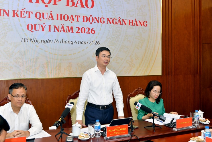 Phó Thống đốc Ngân hàng Nhà nước Việt Nam Phạm Thanh Hà (giữa) chủ trì họp báo