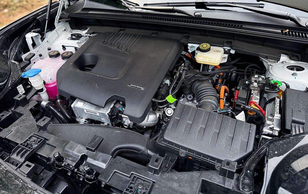 Xe được trang pin 39,6 kWh. Theo tiêu chuẩn WLTC, xe có thể chạy khoảng 200km hoàn toàn bằng điện.&nbsp;