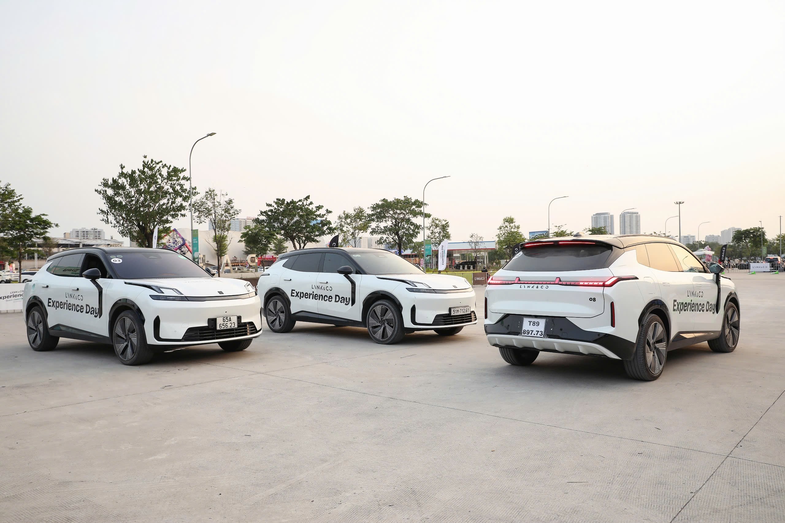 Lynk &amp; Co 08 có&nbsp;4 cửa sử dụng kính không viền và độc nhất trong phân khúc tại Việt Nam.