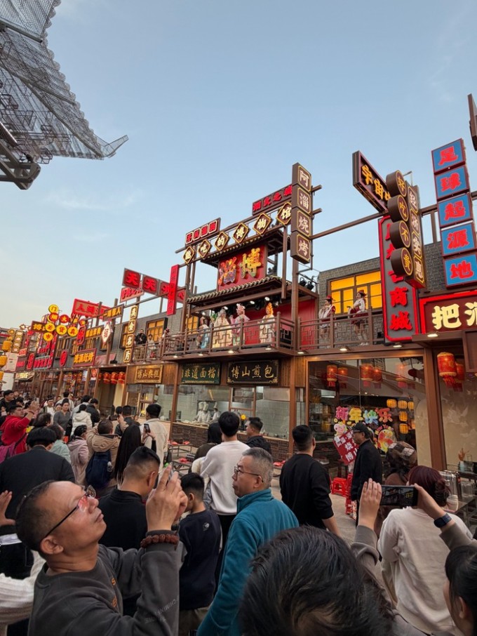 Các quán nướng tại Truy Bác hiện kết hợp thêm biểu diễn ngoài trời để thu hút khách.