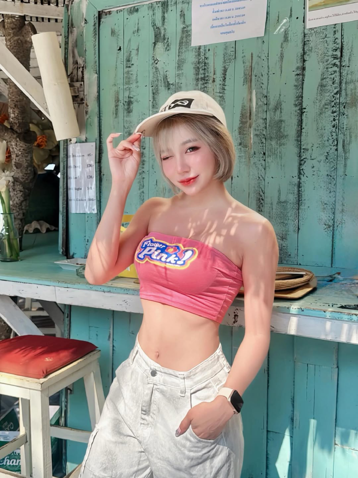 Nữ ca sĩ mặc bikini gợi cảm, khiến cả giải chạy nội y "đứng hình" dõi theo - 9