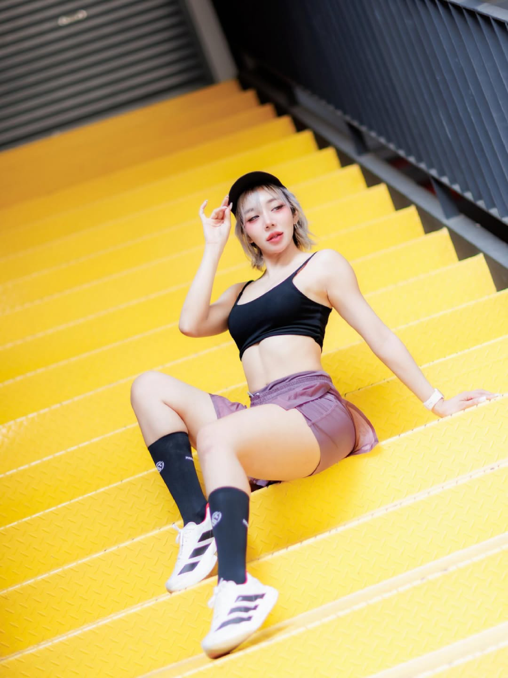 Nữ ca sĩ mặc bikini gợi cảm, khiến cả giải chạy nội y "đứng hình" dõi theo - 10