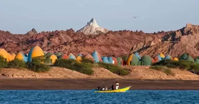 'Đảo cầu vồng' giữa eo biển Hormuz