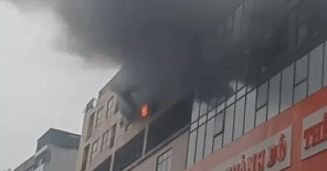 Cháy chung cư ở Hà Nội, lửa bốc ngùn ngụt tại tầng 6
