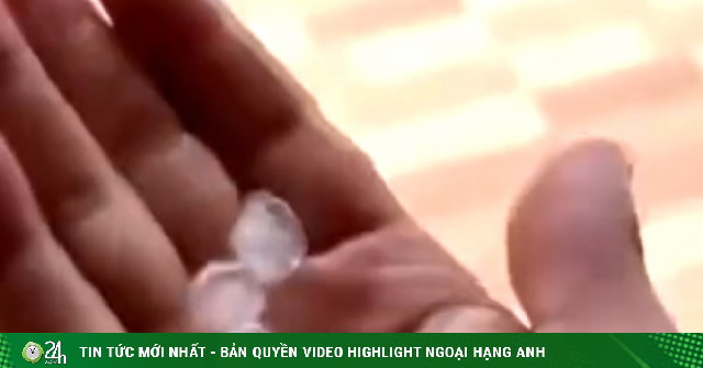 Clip: Đang nắng như đổ lửa, Đà Nẵng bất ngờ hứng mưa đá
