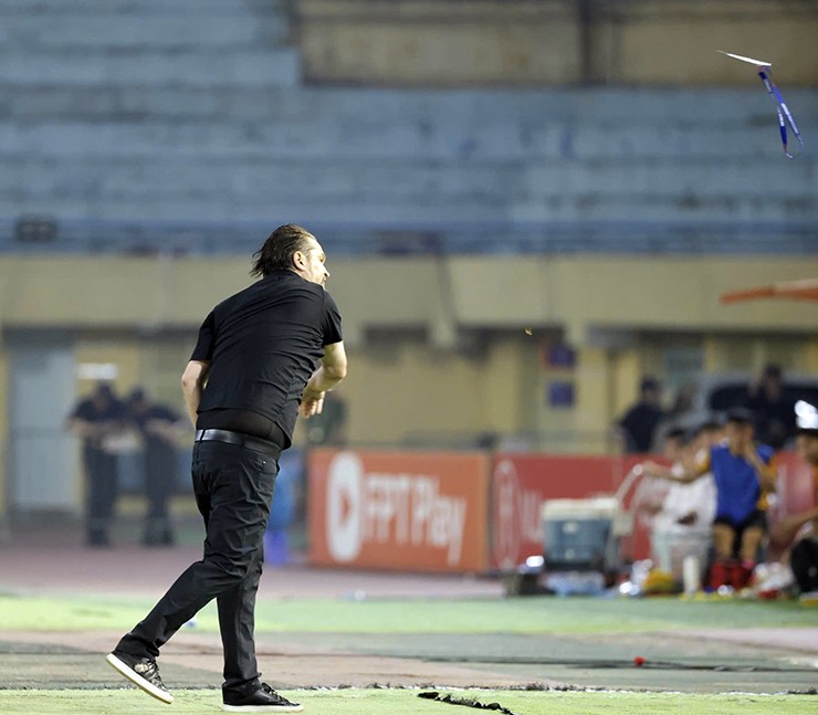 HLV trưởng Thể Công Viettel ném thẻ làm nhiệm vụ.