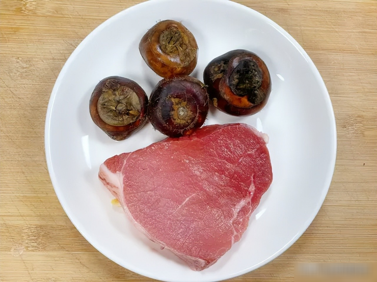 Kết cấu giòn và vị ngọt tự nhiên của củ mã thầy khiến loại củ này trở thành sự kết hợp hoàn hảo với thịt thăn bò