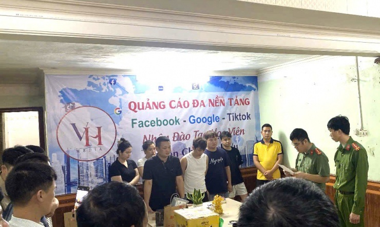 Cơ quan An ninh điều tra Công an tỉnh Hưng Yên thi hành lệnh khám xét tại nơi hoạt động của các đối tượng. Ảnh: Cơ quan Công an.