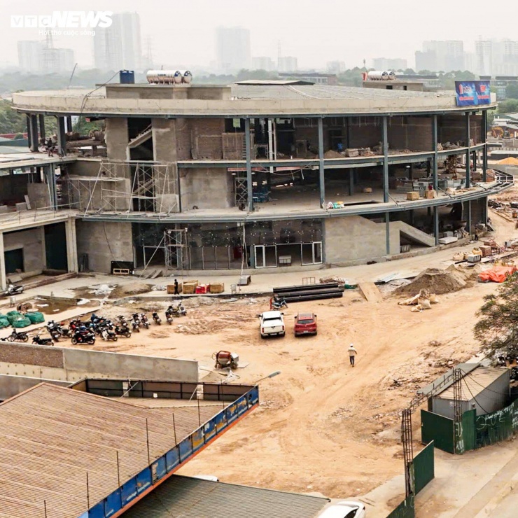 Khu nhà trung tâm có diện tích khoảng 2.000 m², được bố trí theo hướng kết hợp dịch vụ. Tầng 1 dự kiến là khu bán vé và trưng bày dịch vụ, trong khi tầng 2 bố trí các gian hàng ăn uống nhanh phục vụ hành khách. Đáng chú ý, phần tầng hầm với diện tích lớn được thiết kế để giải quyết nhu cầu gửi xe. Đây là một bài toán còn hạn chế tại nhiều bến xe hiện nay.