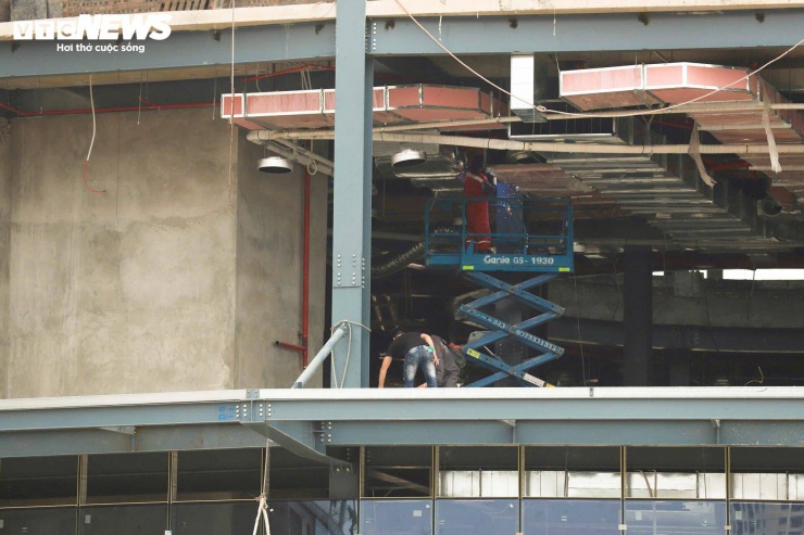 Ở khu vực tầng 1 của nhà chính, các hạng mục lắp đặt kính đang được triển khai. Theo thiết kế, toàn bộ công trình trung tâm sẽ được bao phủ bằng hệ thống kính, tạo không gian mở, tận dụng ánh sáng tự nhiên.