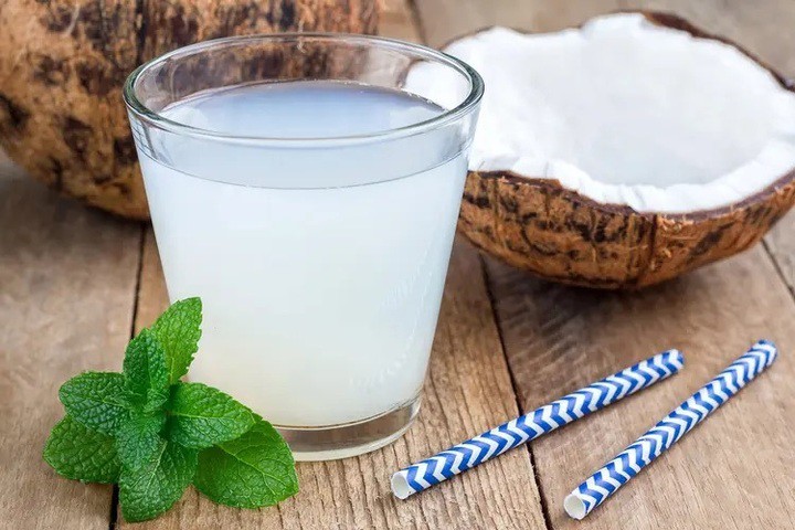 Nước dừa là thức uống không thể thiếu trong các chuyến du lịch mùa hè. (Ảnh: Freepik)