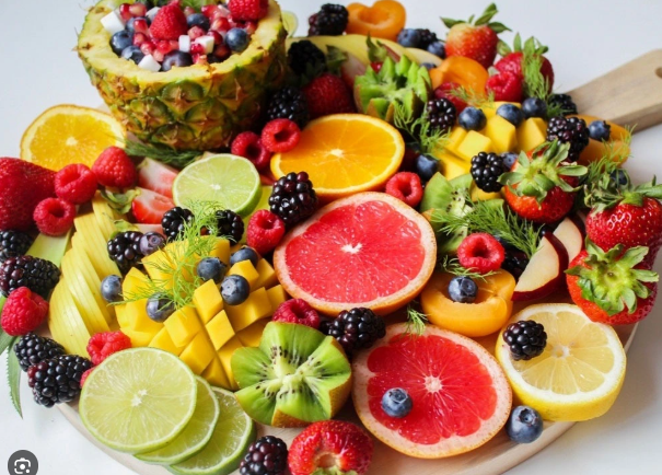 Người bị gan nhiễm mỡ nên kết hợp ăn protein với trái cây trong bữa ăn phụ. Protein giúp bạn no lâu hơn, hỗ trợ kiểm soát cân nặng, giảm áp lực lên gan.