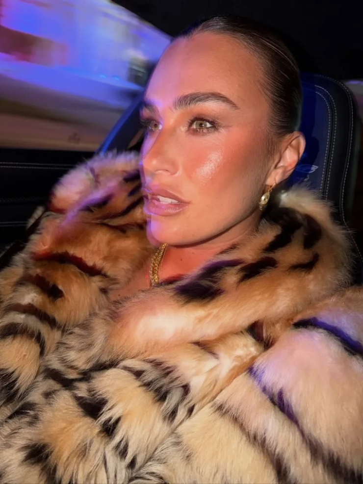 Tay vợt số 1 thế giới mặc bộ đồ xuyên thấu, biến hình thành "Nữ hoàng gợi cảm" - 8