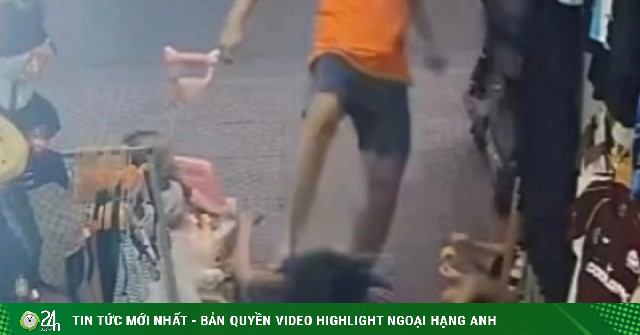 Người phụ nữ bị gã đàn ông đá vào mặt khi đang trông con