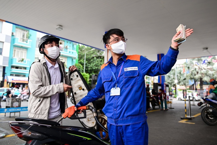 Giá dầu đi xuống. Ảnh: Nguyễn Huế