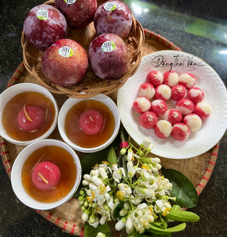 Mâm lễ có bánh trôi hồng trắng tượng trưng cho sự viên mãn, bát bánh chay ngọt dịu cùng đĩa trái cây tươi và nhành hoa bưởi thơm nhẹ của tháng Ba. Ảnh Thu Vân