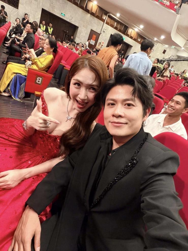 Nam nhạc sĩ và Hòa Minzy từng làm chung dự án "Nỗi đau giữa hòa bình" và cả hai đã trở nên thân thiết từ đó.