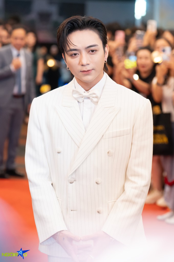 Hòa Minzy hóa công chúa, cùng dàn sao khoe sắc trên thảm đỏ - 6