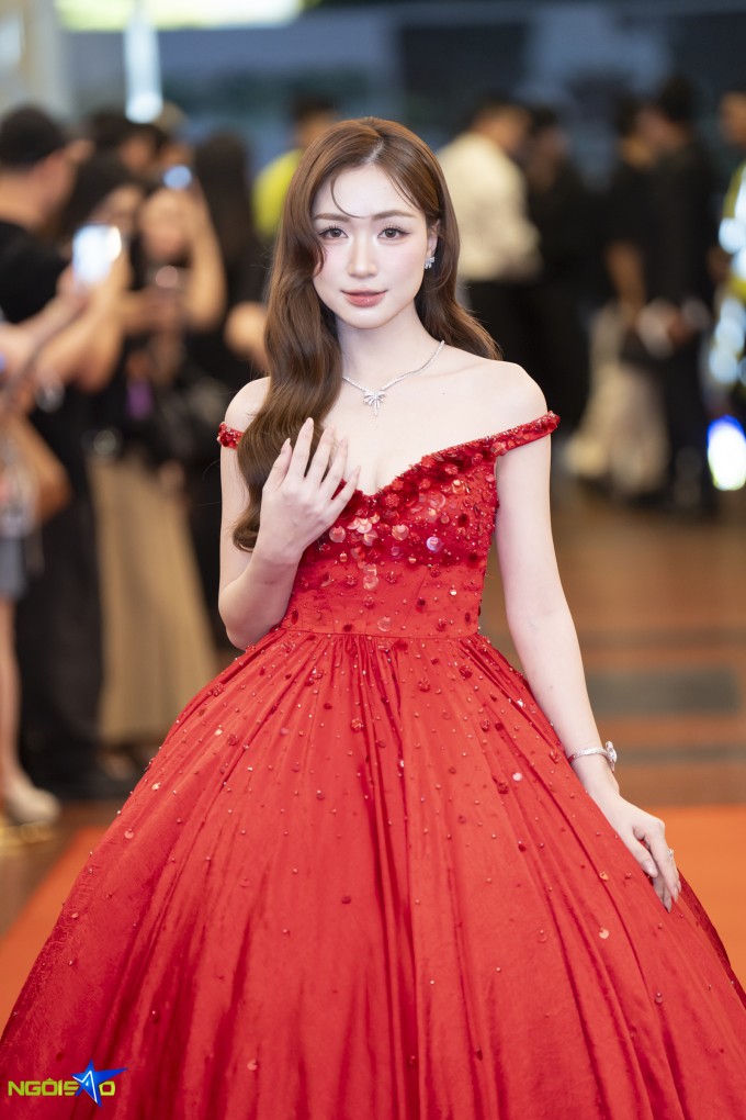 Hòa Minzy hóa công chúa, cùng dàn sao khoe sắc trên thảm đỏ - 3