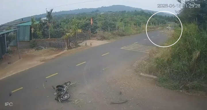 Khi thấy nam sinh gặp nạn, người lái xe máy đi sau liền quay đầu rời đi.