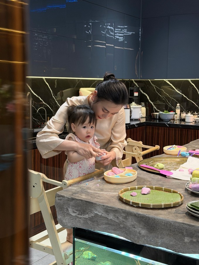 Phương Oanh cùng các con làm bánh trôi, bánh chay mừng Tết Hàn thực - 1