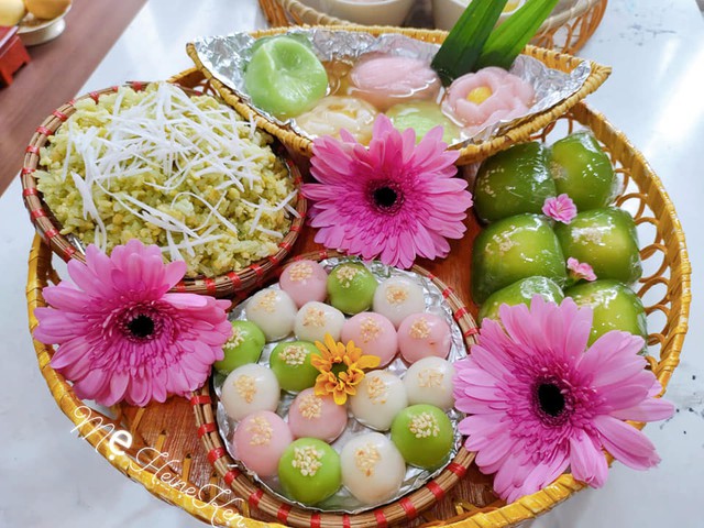 Sắc xanh của cốm và bánh phu thê màu xanh tự nhiên gợi nhắc về sự tươi mới của tiết trời tháng Ba. Ảnh Hương Thùy