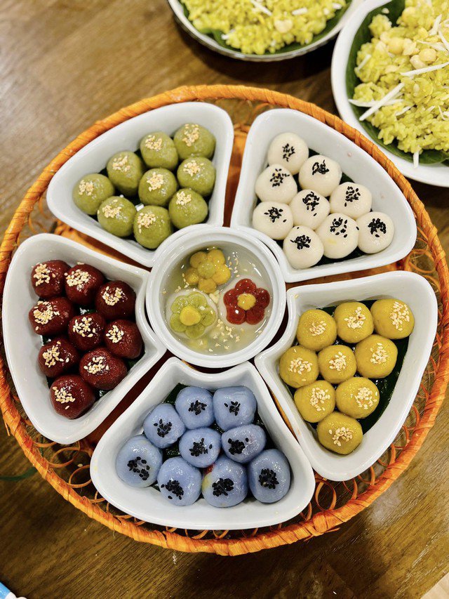 Mâm bánh trôi ngũ sắc được làm từ màu rau củ của mẹ đảm Nguyễn Thắm (Hà Nội)