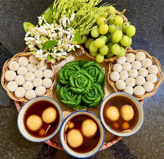 Mâm lễ gồm bánh trôi trắng tròn tượng trưng cho sự đủ đầy, bát bánh chay ngọt dịu, thêm chút hoa bưởi, xôi lá nếp và chùm nho xanh cho mâm lễ thêm thanh khiết. Ảnh Thu Vân