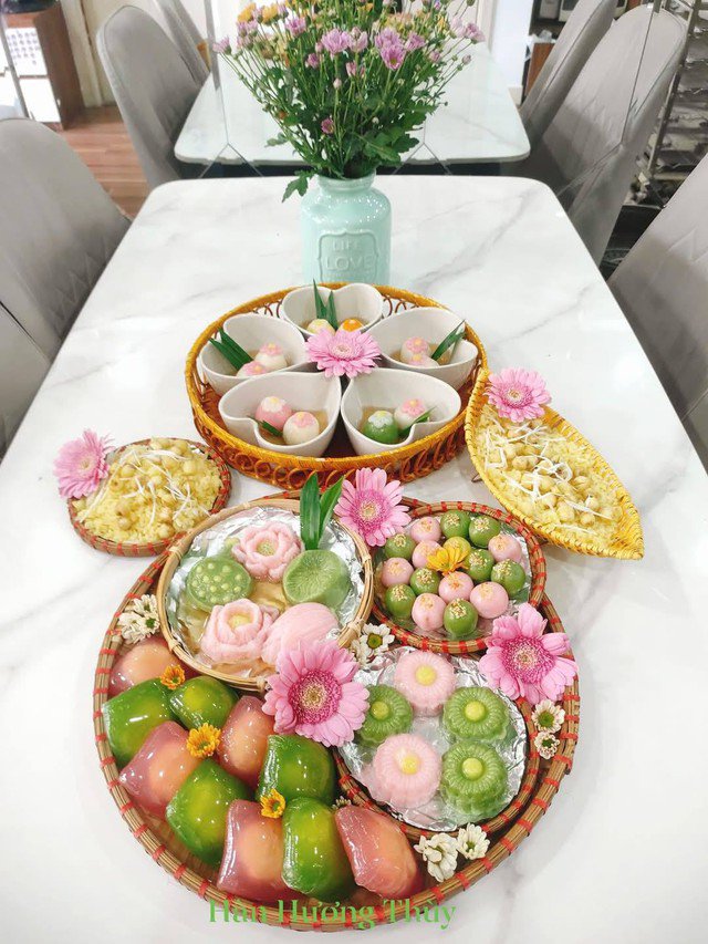 Mâm lễ gồm bánh trôi, bánh chay, bánh xu xuê và xôi vò hạt sen. Ảnh Hương Thùy