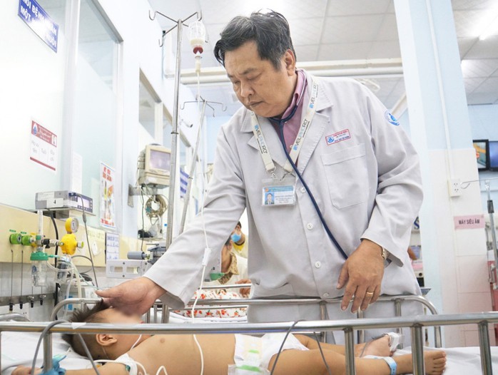 “Chích kim vào cơ thể phải đúng kỹ thuật, bảo đảm vô trùng; không thể dùng kim tiêm để xử phạt học sinh” – BS.CKII Đinh Tấn Phương. Ảnh: BV cung cấp