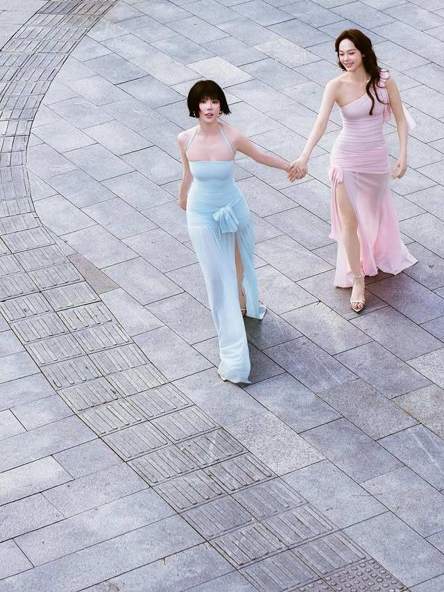 Ngọc Trinh và Minh Hằng trên đường phố Thượng Hải - Trung Quốc