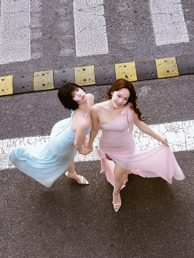 Hai chị em thu hút ánh nhìn