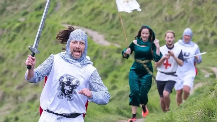Anh hoàn thành 52 chặng marathon với nhiều chủ đề khác nhau