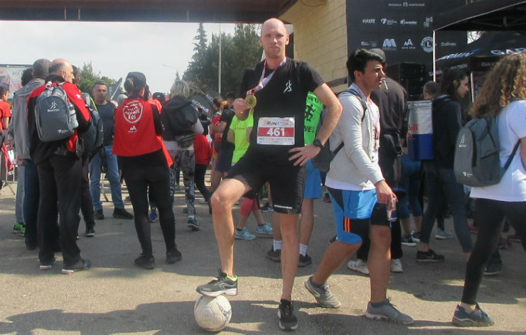Kỷ lục rê bóng marathon nhanh nhất thuộc về Alistair Kealty