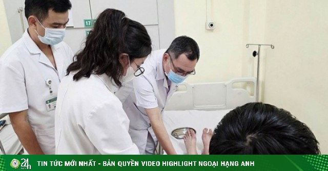 Ngồi khoanh chân khi học, nam sinh 19 tuổi bị liệt bàn chân