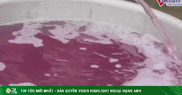 Nước giếng chuyển màu tím bất thường, người dân phải mua nước bình về dùng