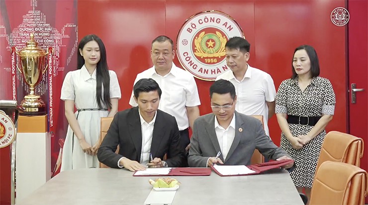 Đoàn Văn Hậu ký hợp đồng gia hạn với CLB Công an Hà Nội.