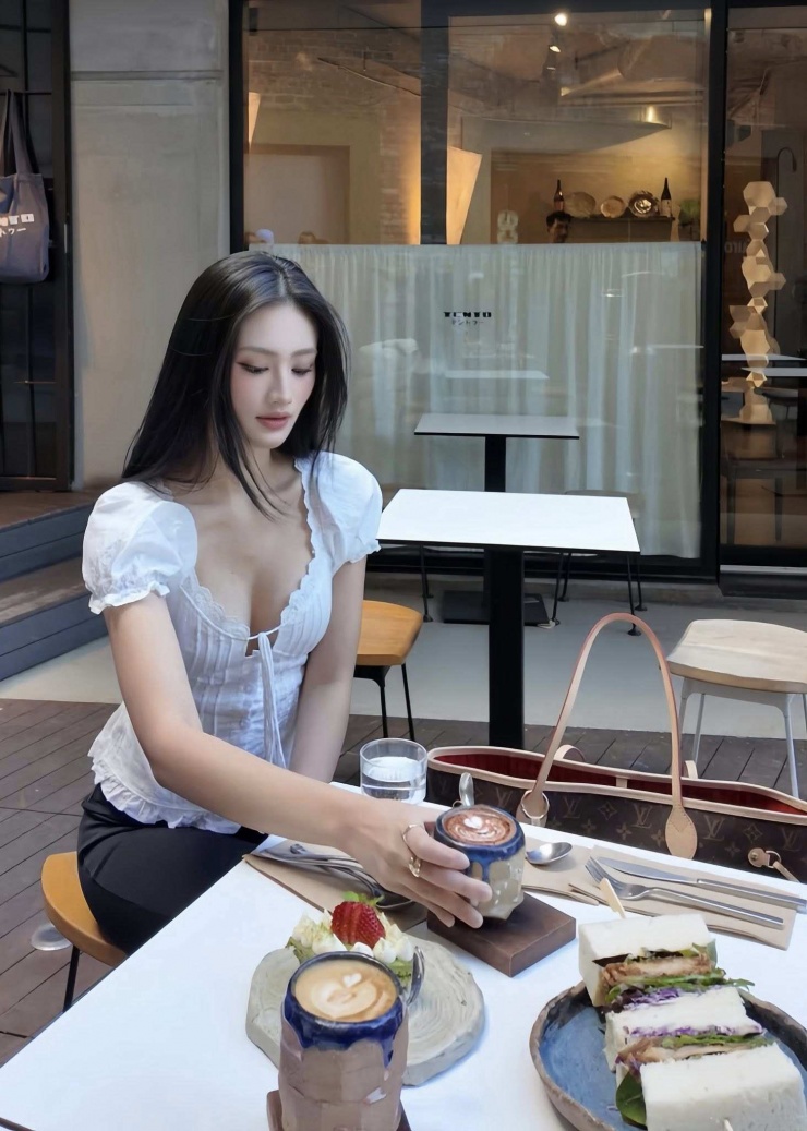 Hình ảnh mới nhất của Hoa hậu Ý Nhi ở Úc gây chú ý - 7