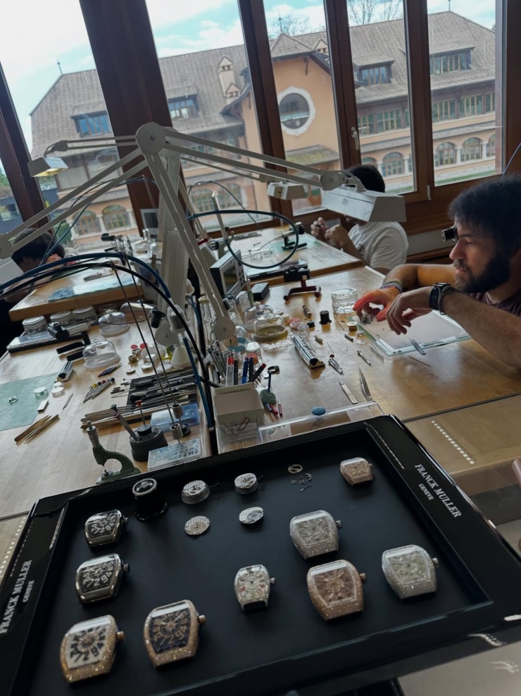 Tiên Nguyễn thăm thú 'quê hương' của những chiếc đồng hồ xa xỉ - 6