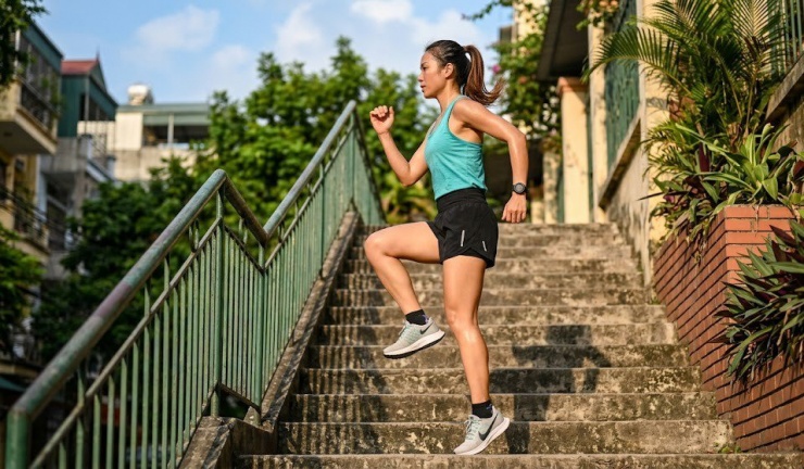 Khởi động thật tốt, đi giày phù hợp để bảo vệ khớp gối và cổ chân khi leo thang bộ