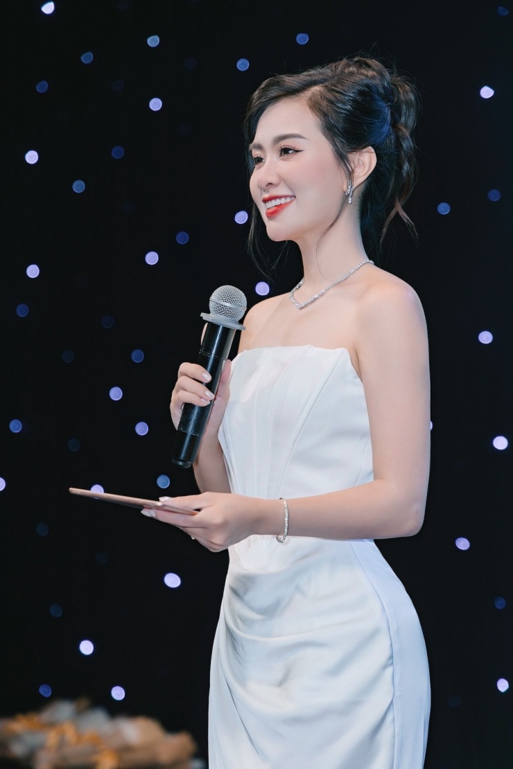 Lê Hà Phương còn là MC song ngữ. 