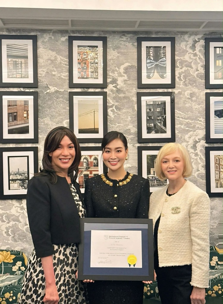  Lê Hà Phương nhận chứng chỉ tại Học viện nghi thức và ngoại giao quốc tế London (Anh). 
