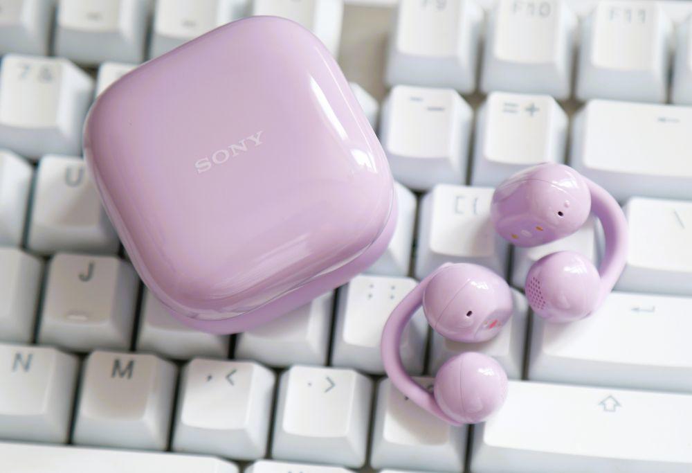 Tai nghe kèm hộp sạc cho thời lượng sử dụng tới 37 giờ.