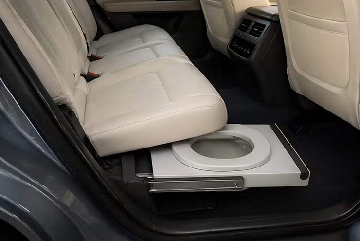 Bồn cầu tích hợp trong ghế xe không phải là ý tưởng mới mẻ.