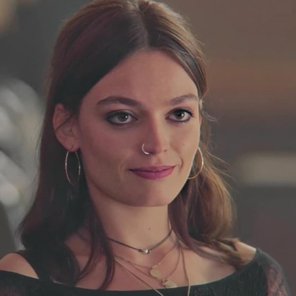 Diễn viên phim Sex Education gợi cảm ở tuổi 30, làn da trắng mịn không tì vết - 4